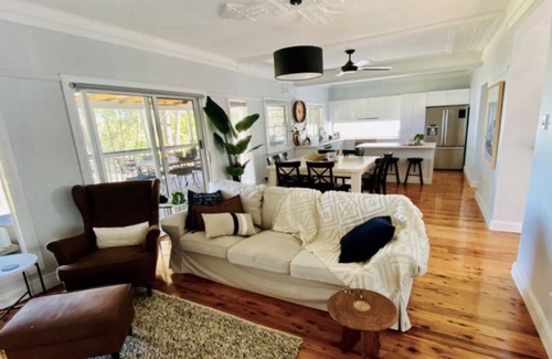 Bundabah House | Water Views Of The Cove