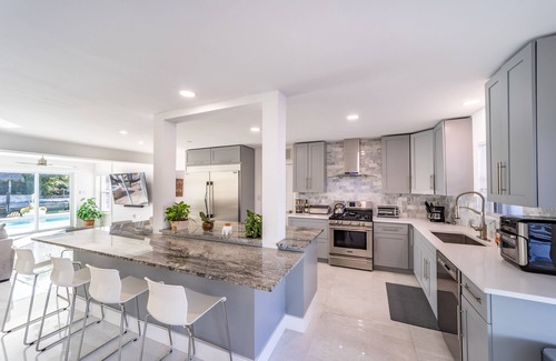 Bel Air House | Waterfront Heated pool with Jacuzzi 3/2 in Lauderdale by the Sea
