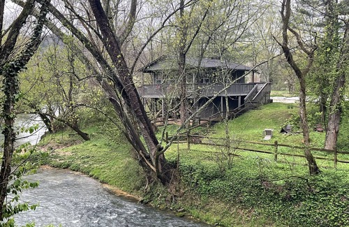 Corydon Cottage | Waterfront 2 Bd cabin on Blue River , PRIVATE RIVER ACCESS, kayaking, fishing