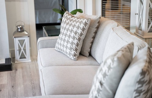 Victoria House | Waterfront 3 bdrm close to all amenities. Gorgeous Westcoast Waterfront