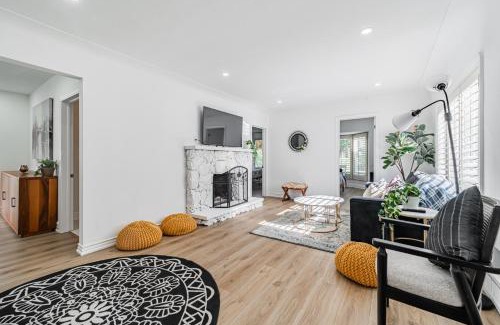 Streetsville House | Waterfront 4BR Bungalow by LAKE near GO TRAIN and close to Toronto Airport