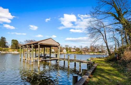 Glen Burnie House | Waterfront 5 Bedroom Near BWI Annapolis Baltimore