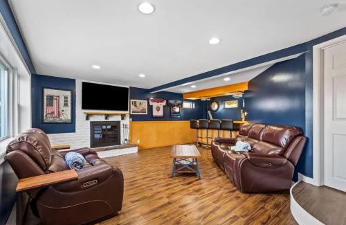 Glen Burnie House | Waterfront 5 Bedroom Near BWI Annapolis Baltimore