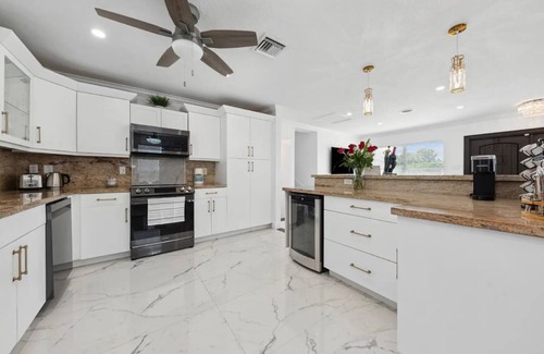 Boynton Beach House | Waterfront, 5BD, 4BA, 6 King Beds, Sleeps10,Jacuzzi, Mini Golf