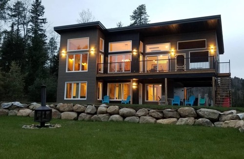 Saint Come Ski Chalet | Waterfront and Spa