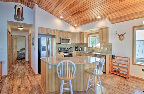 Craig Apartment | Waterfront Apt w/Mtn View, Walk Into Town!