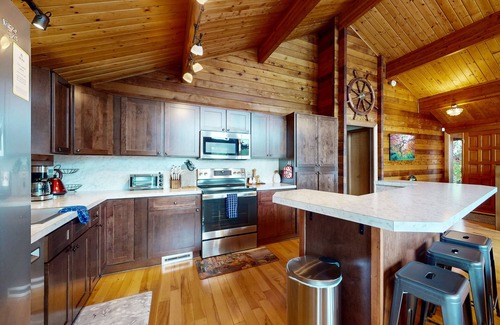 Agate House | waterfront cabin on two acres with private beach, hot tub, kayaks & deck