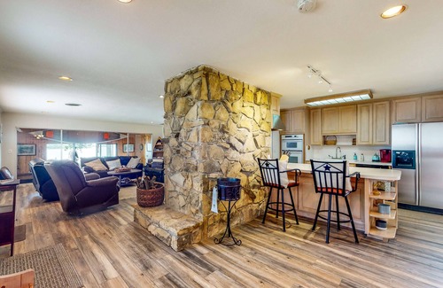 Frisco Cabin | Waterfront Cabin with Kayaks, Firepit, & Grill