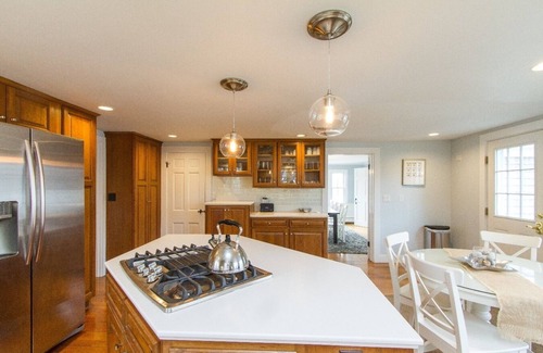 Chatham House | Waterfront Chatham Village, Short Walk to Town & Lighthouse Beach