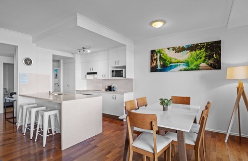 Kangaroo Point Apartment | Waterfront, close to CBD, Southbank & amenities. Long stays discount available.