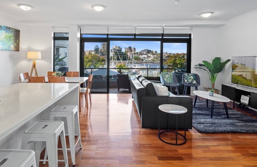 Kangaroo Point Apartment | Waterfront, close to CBD, Southbank & amenities. Long stays discount available.