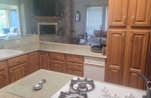 Uncertain House | Waterfront, close to Caddo State Park, walk to Shady Glade, vast deck, remodeled