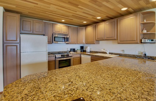 Chelan Condo | Waterfront Condo with Shared Pool, Hot Tub, Dock, and Free WiFi - Walk to Lake