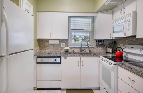 Flor-a-mar House | Waterfront Cottage, 2 bd, 1 Ba, Tandem Kayak, 2 SUPs, 4 Bikes, Dock and Lift