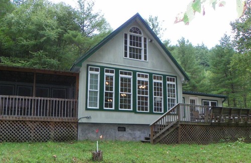 Hot Springs House | WATERFRONT COTTAGE~PRIVATE~PETS~FIREPLACE~CLOSE TO TOWN~FISHING~