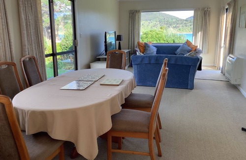Parua Bay Cottage | Waterfront Cottage Parua Bay. Beaches, mountains.Walking distance to shops