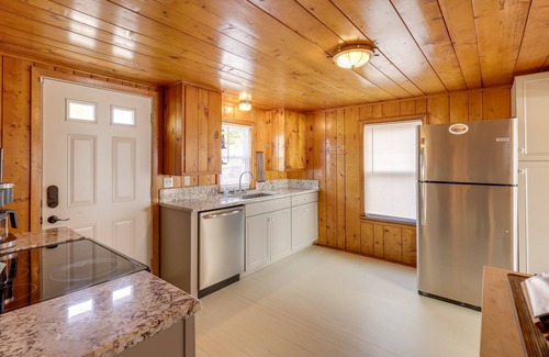 Clinton Cottage | Waterfront Cottage w/Sunroom + Patio & Grill