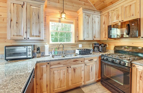 Holden Cabin | Waterfront Davis Pond Cabin w/Dock + Kayaks!