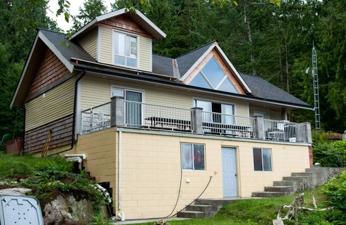 Egmont House | Waterfront,Dock,View,Dive,Kayak,Eagles,Seals,Boating,occasional Whales & Hiking!