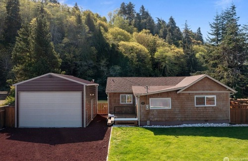 Aberdeen House | Waterfront, Dogs OK!, Fenced, Fishing, Kayaks, Hot tub, W/D, Smores, Crab Pots