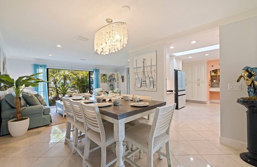 Anona House | Waterfront Escape ~ 8 min to Indian Rocks Beach ~ Dolphin & Manatee Sightings