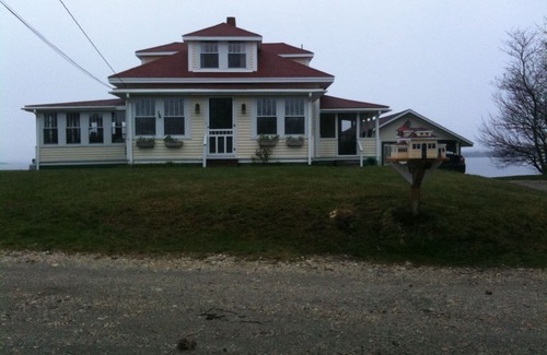 Mid-Coast and Islands Cottage | Waterfront Family Bungalow on Beautiful Potts Harbor