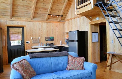 Six Mile House | Waterfront home on Lake Keowee! Less than 10 miles to Clemson.