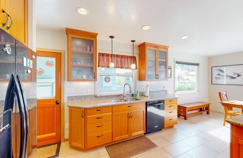 Lopez Island House | Waterfront home on Fisherman Bay with amazing deck, sunset view, & Ping-Pong
