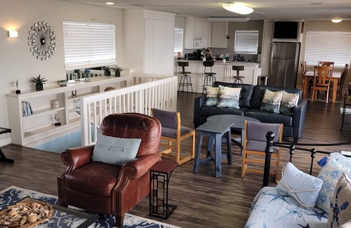 Conroe House | Waterfront Home - Private Fishing Pier BEST VIEWS! - walk to bars & restaurants