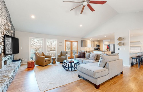 Rogers House | Waterfront home with Ping-Pong, washer/dryer & fireplace