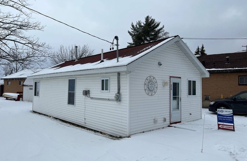 Prudenville House | Waterfront house with sandy beach near downtown
