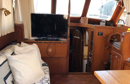Fox Point Boat Rental | Waterfront Houseboat - 45' AlbinYacht - Sleeps 4-6