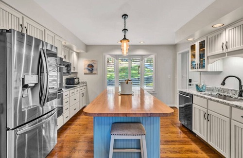 North Shore House | Waterfront: Ideal Dock for Boats, Swimming +Arcade