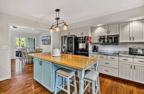 North Shore House | Waterfront: Ideal Dock for Boats, Swimming +Arcade