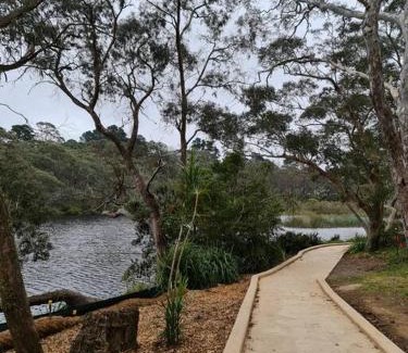 Wentworth Falls Apartment | Waterfront in the Mountains