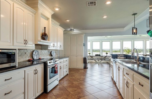Lake Charles House | WATERFRONT Lake House w/King Beds, close to Casinos