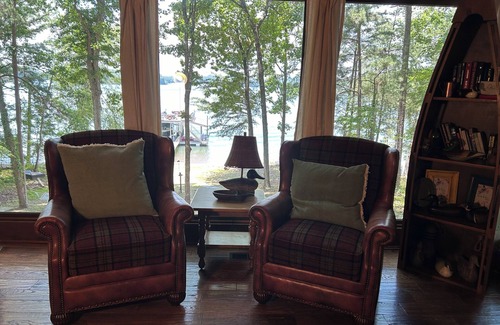 Cumming House | Waterfront Lakehouse 4bd,3.5ba,Deep Water Double Deck Dock, Lrg 6 person Jacuzzi