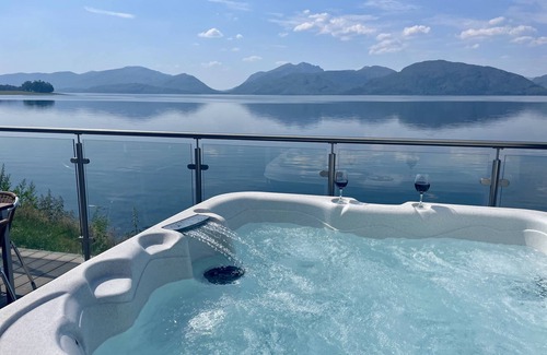 Kentallen Ski Chalet | Waterfront Lodge 1 with Hot Tub