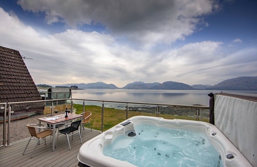Kentallen Ski Chalet | Waterfront Lodge 1 with Hot Tub