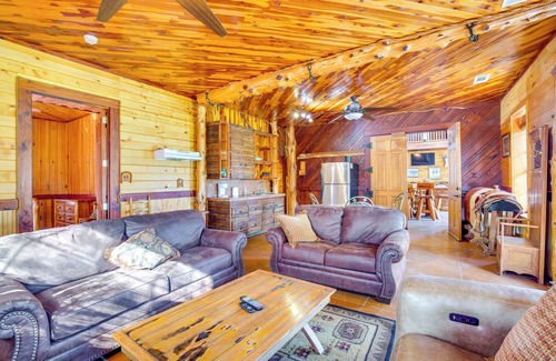 Quinlan House | Waterfront Lodge on Lake Tawakoni: Group Getaway!