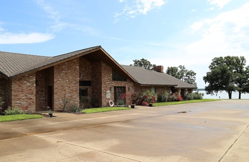Alba House | Waterfront Lodge on Lake Fork