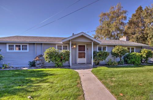Manson House | Waterfront Manson Cabin on Lake Chelan with Deck!