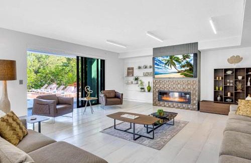 Harbor Beach Villa | Waterfront Masterpiece Villa Grand Heated Pool Seabreeze Key