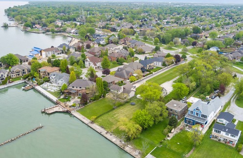 Woodslee House | Waterfront Multi-bedroom home
