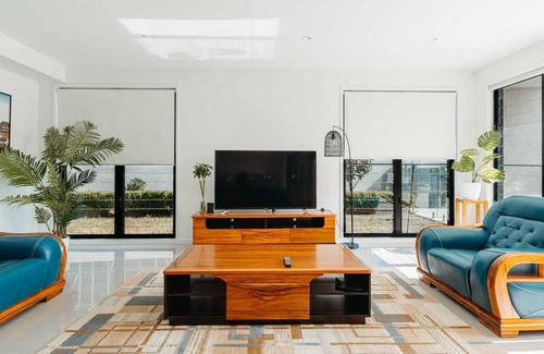 Helensvale Apartment | Waterfront Oriental style Home w/ Private Pontoon