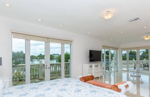 Surfside House | Waterfront paradise in private bay