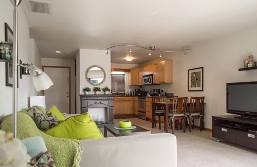 Old Town Chinatown Condo | Waterfront Pearl - Beautiful decor, perfect views!