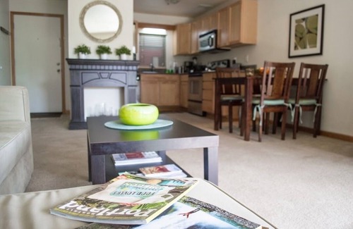 Old Town Chinatown Condo | Waterfront Pearl - Beautiful decor, perfect views!