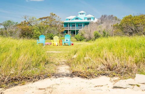 Morehead City House | Waterfront, Private Beach, Family Gatherings, 5 Bedrooms, and beautiful Sunsets!