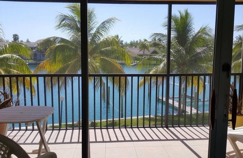 Bahamia West House | Waterfront Property 2 bedroom 2.5 bath Winter Retreat to The Bahamas